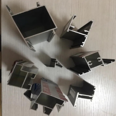 Malowany proszkowo aluminiowy profil wytłaczany Anodowana elektroforeza Dostosowana dekoracja